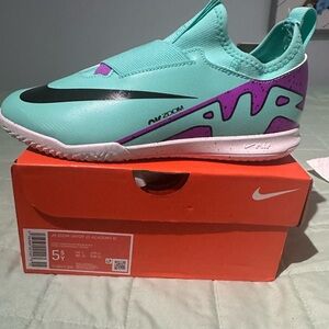 Nike Kids' Jr Zoom Vapor 15 Academy indoor soccer sneakers Size 5.5Youth